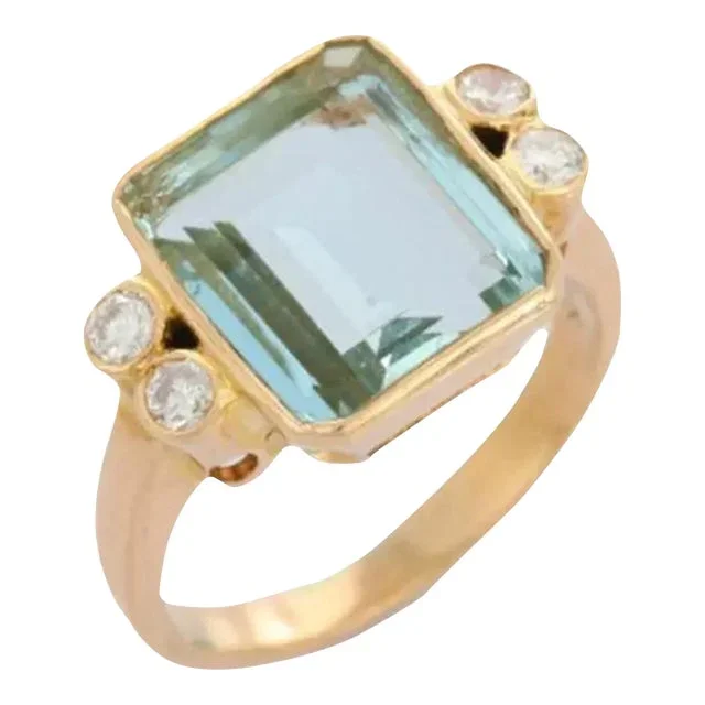 18k Yellow Gold 5.45 Carat Aquamarine and Diamond Cocktail Ring Size 4.5